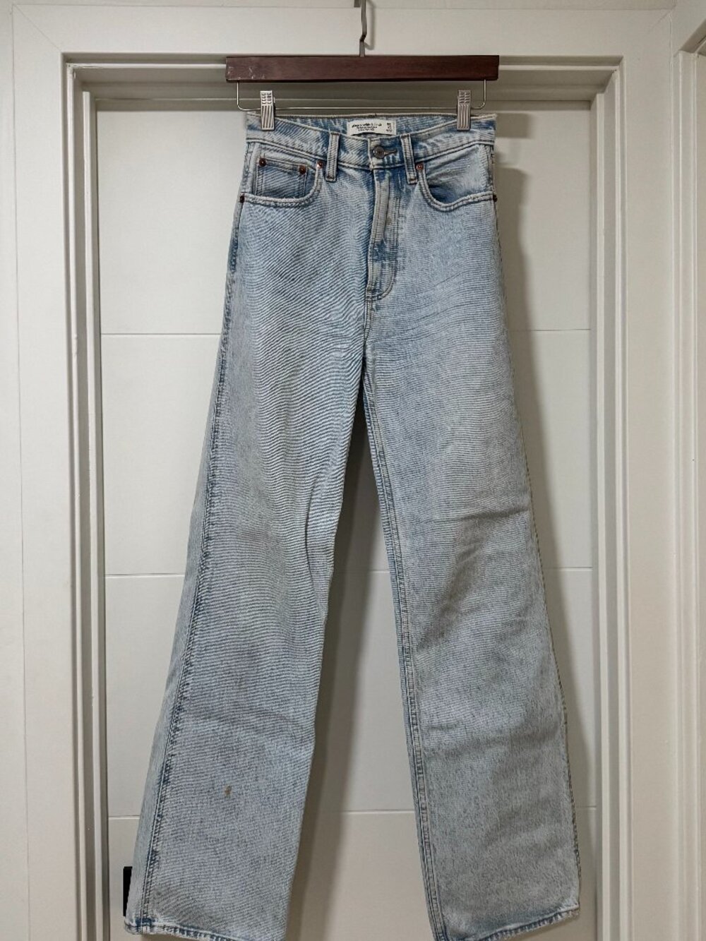 Abercrombie & Fitch Light Wash Straight Leg Jeans 25